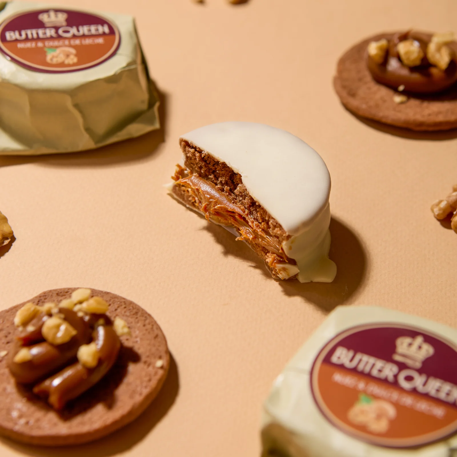 Alfajor de nuez y dulce de leche Butter Queen bañado en chocolate blanco, cortado al medio