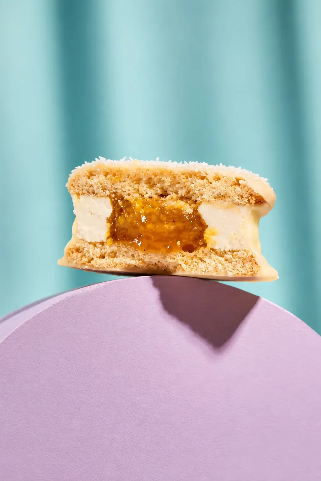 Alfajor de Coco y Maracuyá cortado al medio