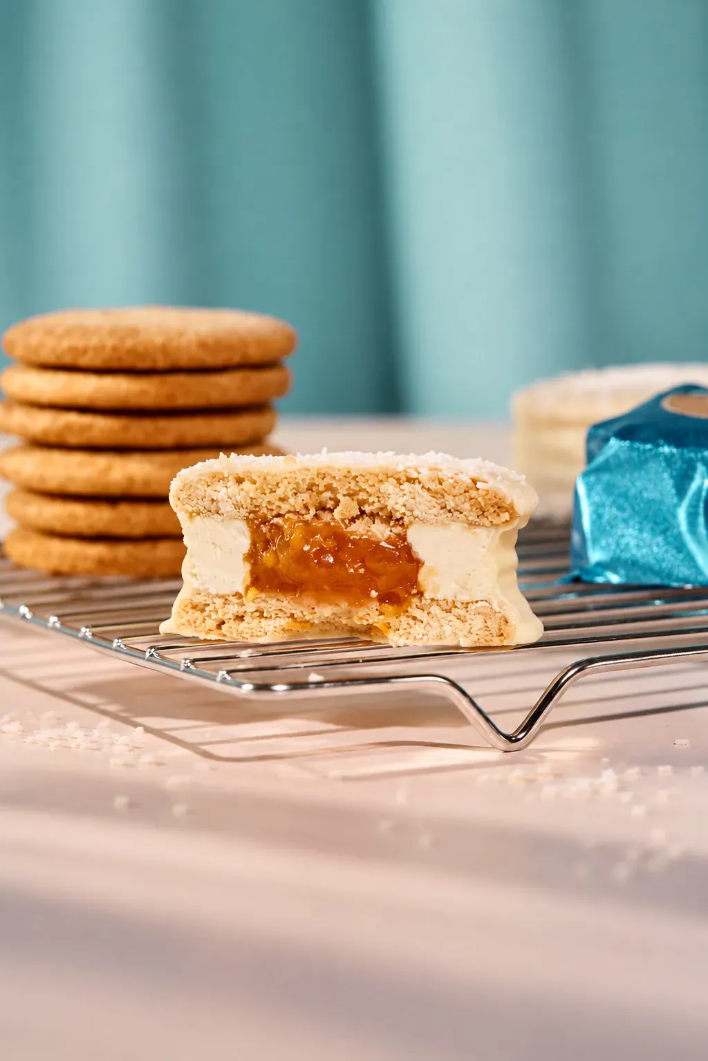 Alfajor de Coco y Maracuyá cortado y su envoltorio turquesa