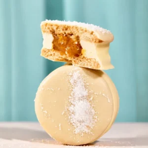 Alfajor Tropical de coco y maracuyá, uno cortado sobre otro entero