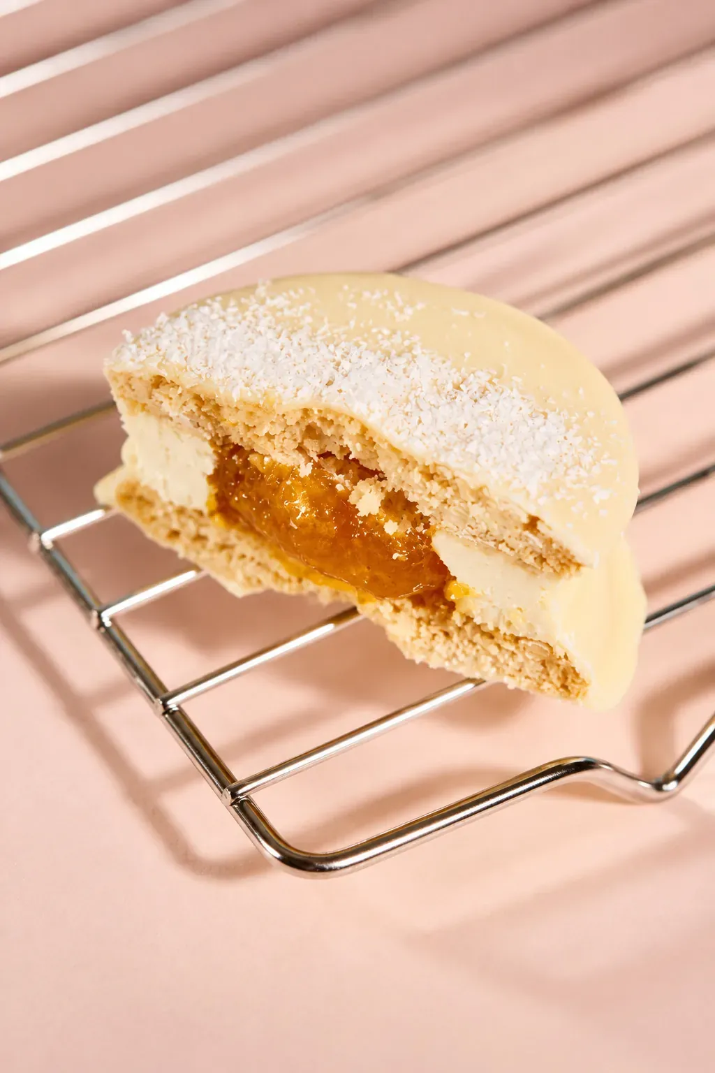 Alfajor de Coco y Maracuyá sobre una rejilla