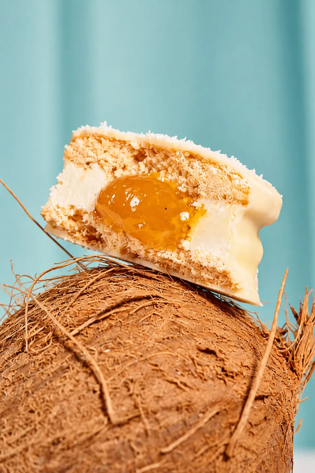 Alfajor de Coco y Maracuyá cortado al medio